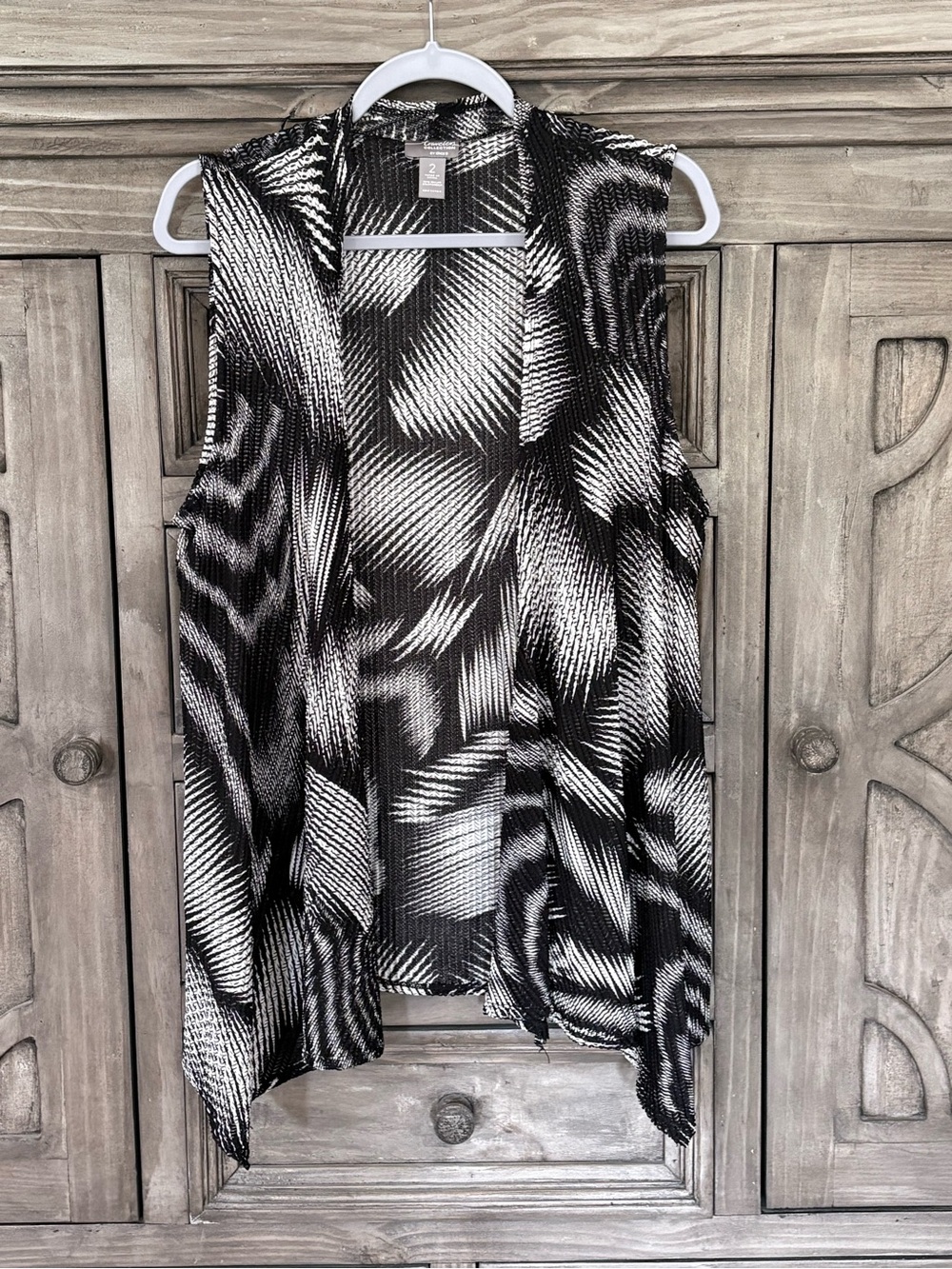 EUC Women’s CHICOS TRAVELERS COLLECTION Black/White Open Front Vest Top (Large)